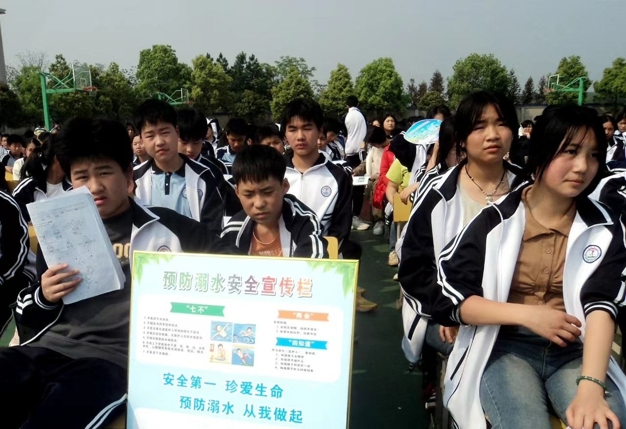 下花桥镇中学防溺水作为重千钧安全工作来抓
