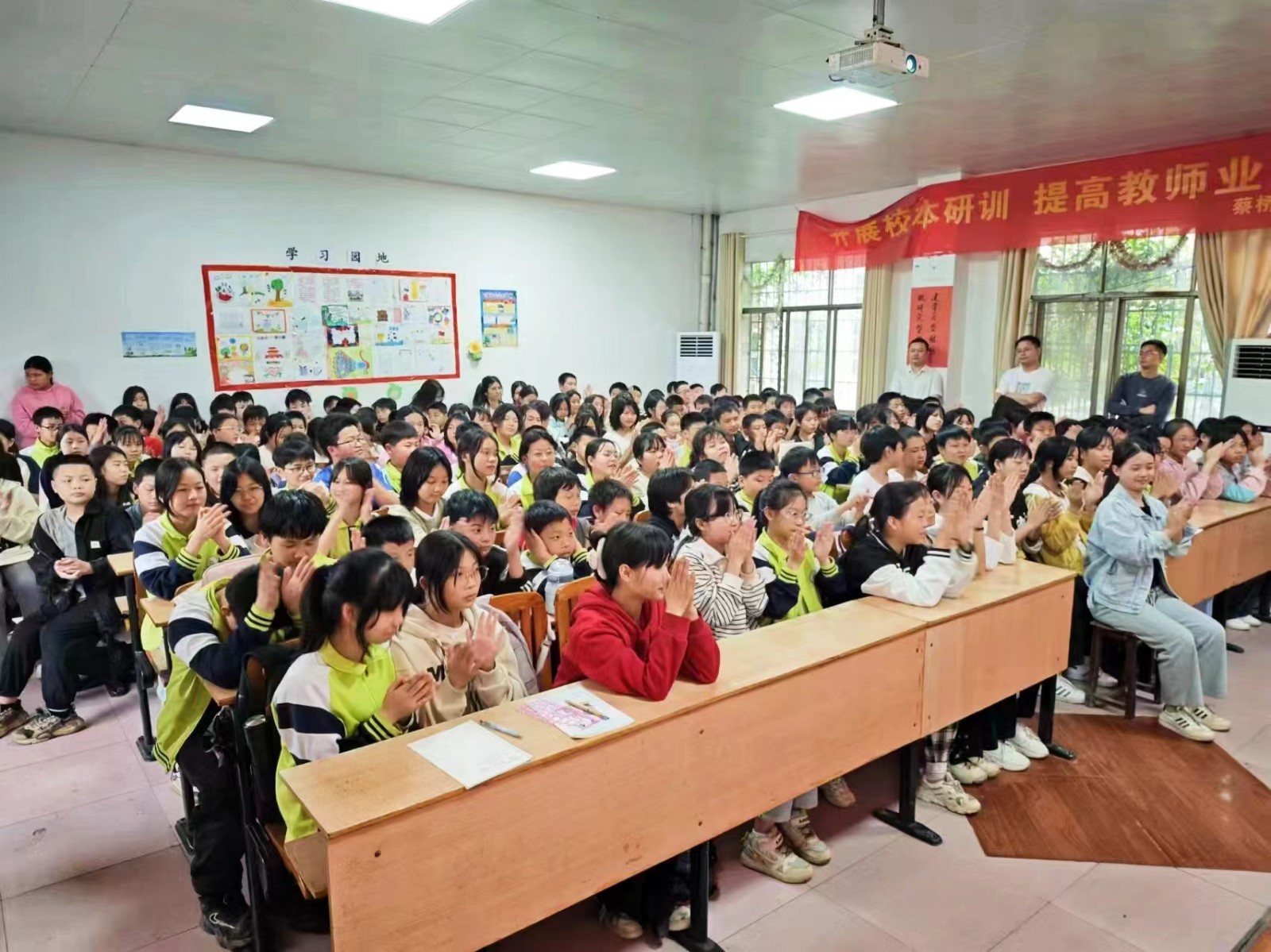 “少年乘风起，未来皆可期”