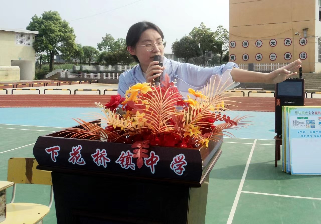 下花桥镇中学文明风吹满园春