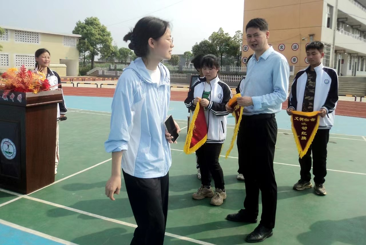 下花桥镇中学文明风吹满园春