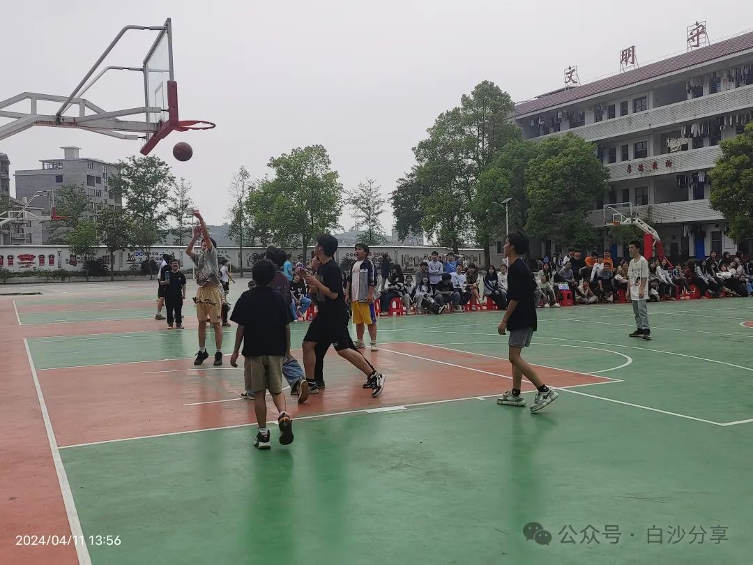 225班与226班激烈对决的篮球比赛