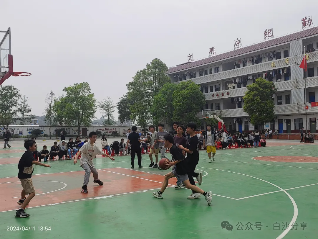 225班与226班激烈对决的篮球比赛