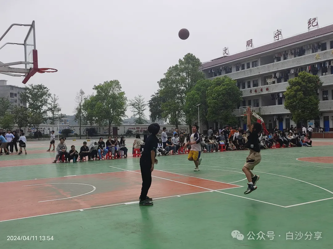 225班与226班激烈对决的篮球比赛