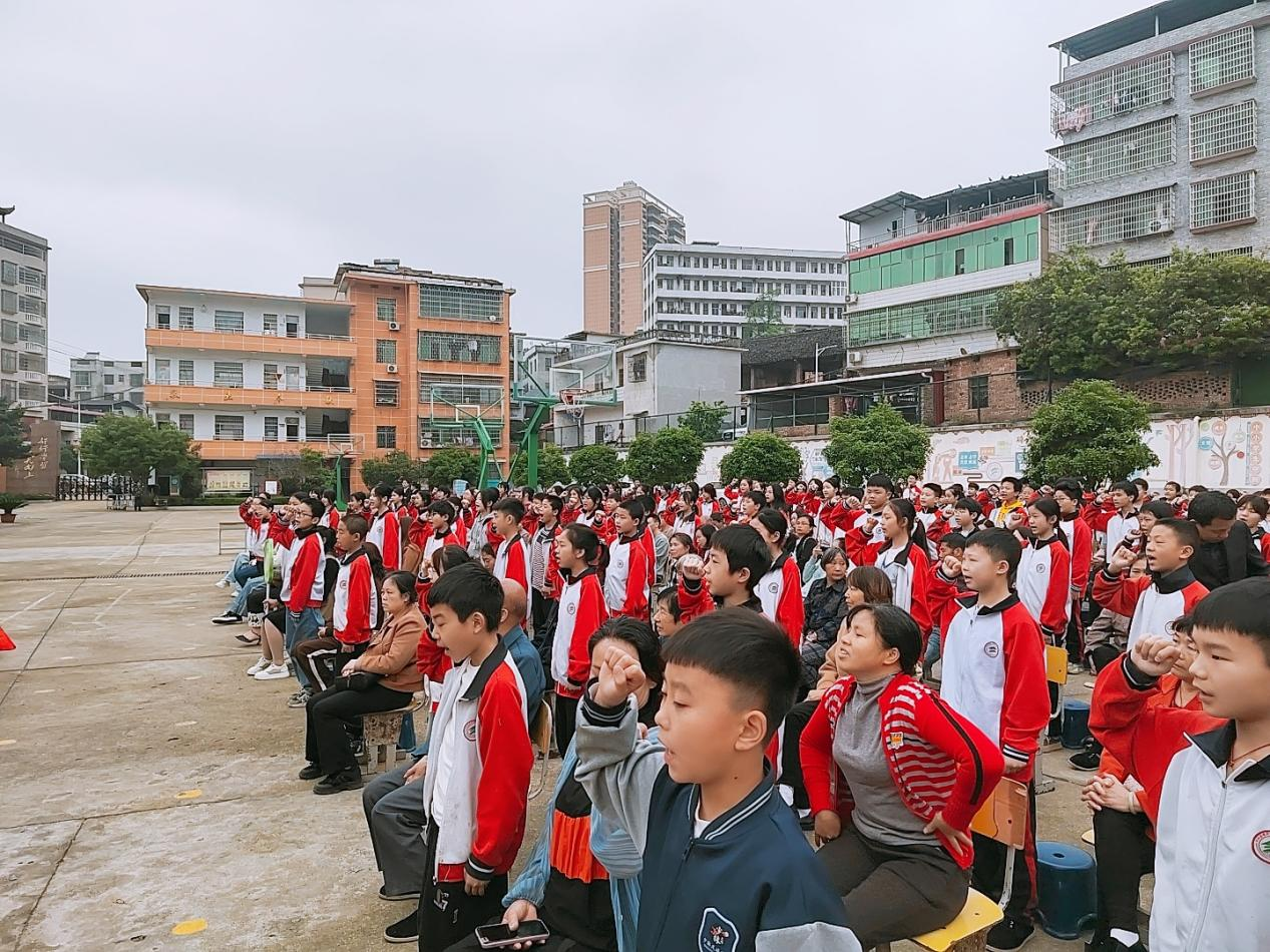 “携⼿共进，梦想启航”