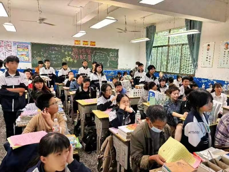 青云中学举办防性侵防欺凌防溺水主题家长会