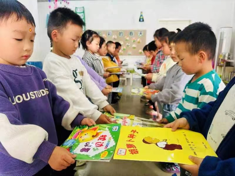      家校齐携手   书香飘满园