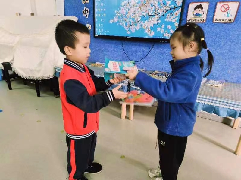      家校齐携手   书香飘满园