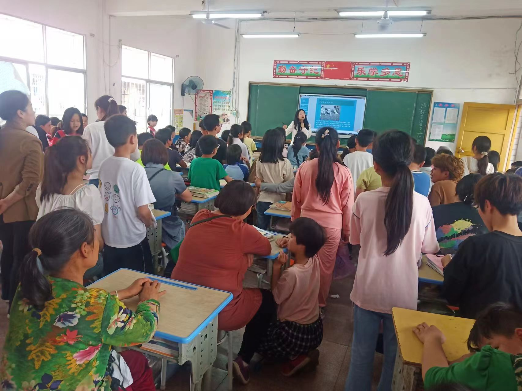 塘田市镇中心完全小学开展千师访万户大家访