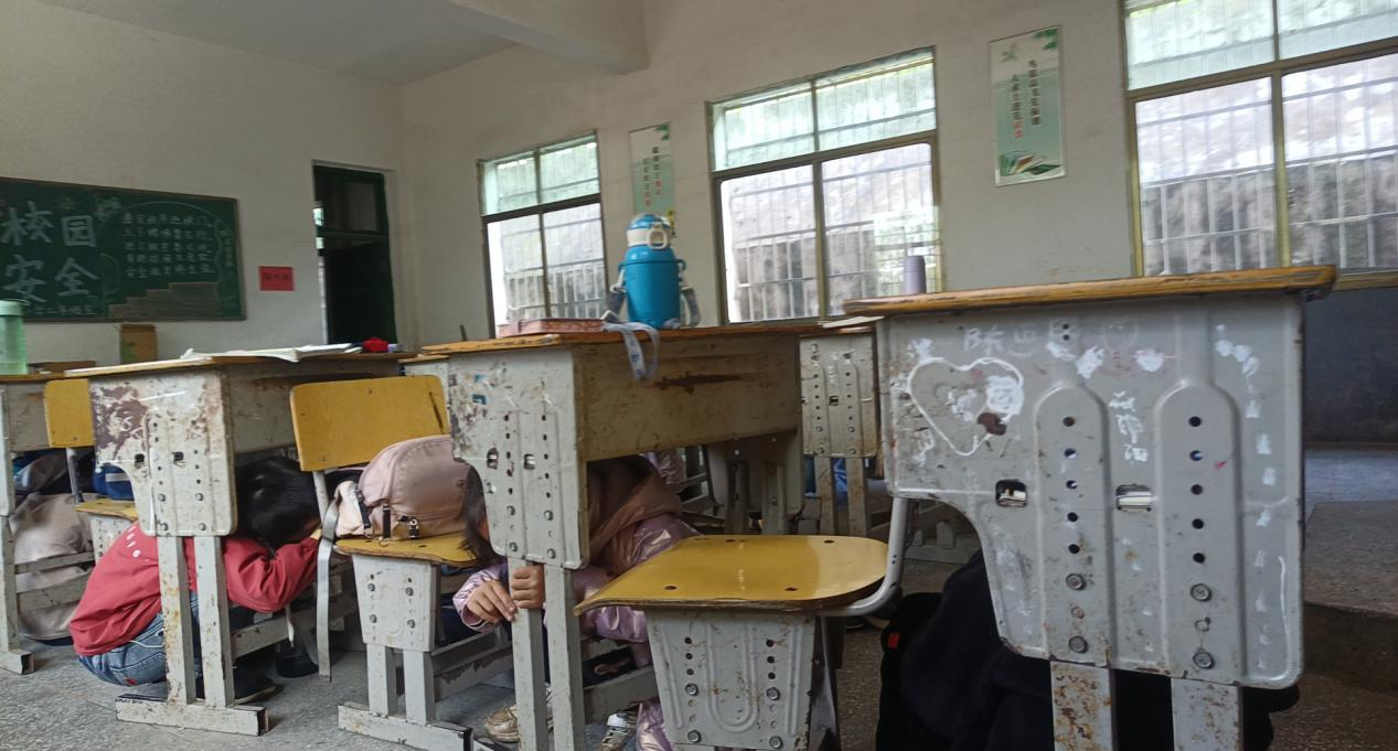 塘田市镇三青小学反恐防暴演练