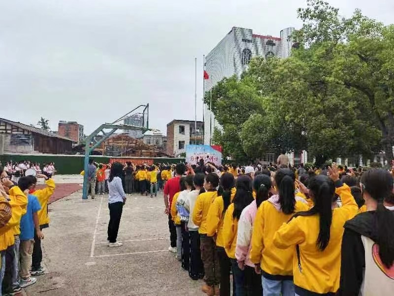 红星小学开展了以“预防溺水,珍爱生命”为主题的国旗下的讲话