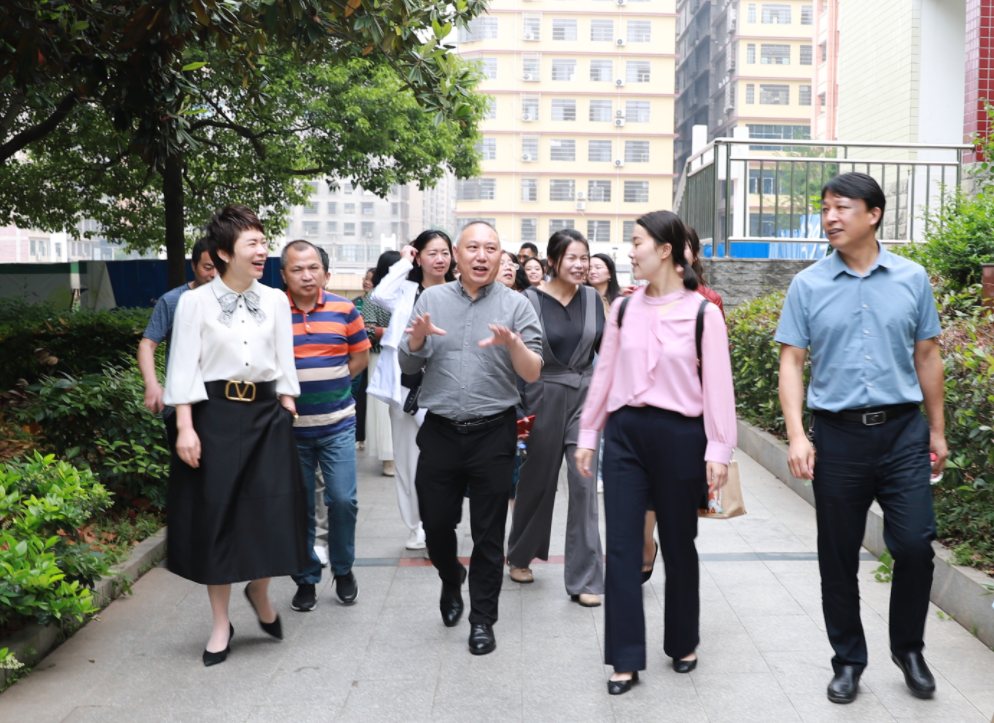 邵阳市双清区、北塔区、大祥区教育同仁考察城区二小“书香校园”建设