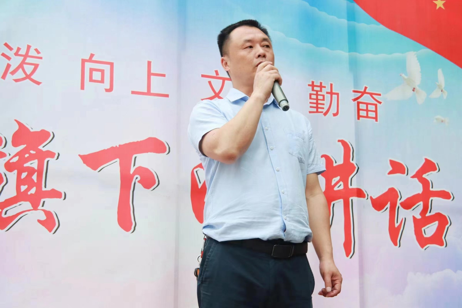 红星小学开展“以‘劳’树品德，以‘动’促成长”主题活动月启动仪式