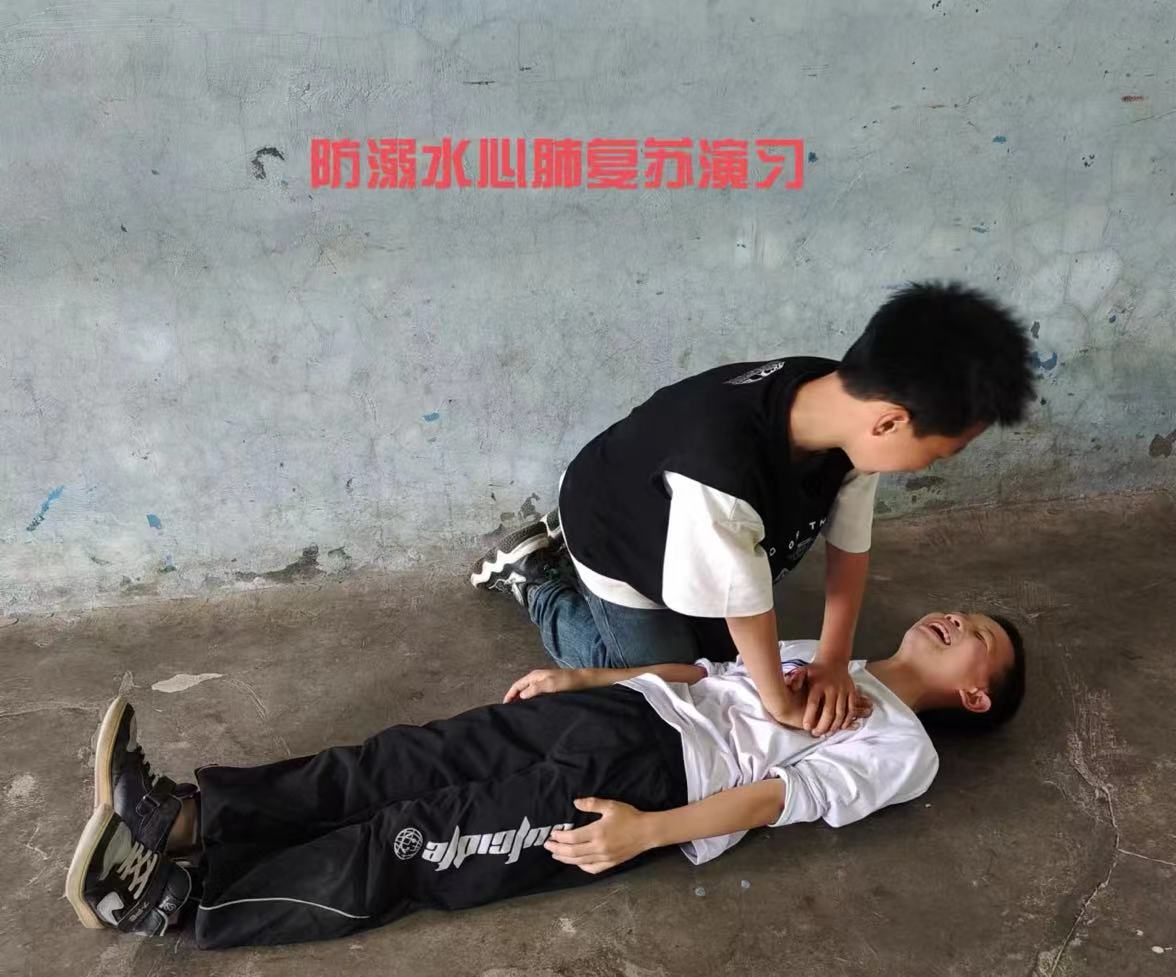 白马田中心小学开展防溺水安全演练