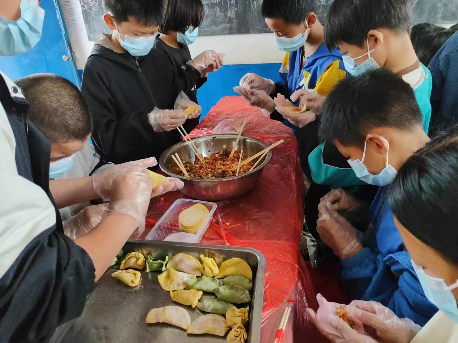 三角小学开展“巧手包饺子”劳动实践活动