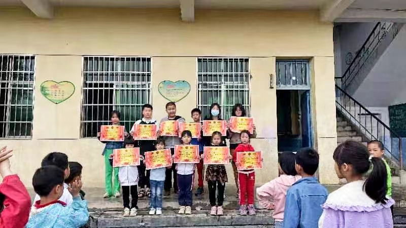 三角小学开展“巧手包饺子”劳动实践活动