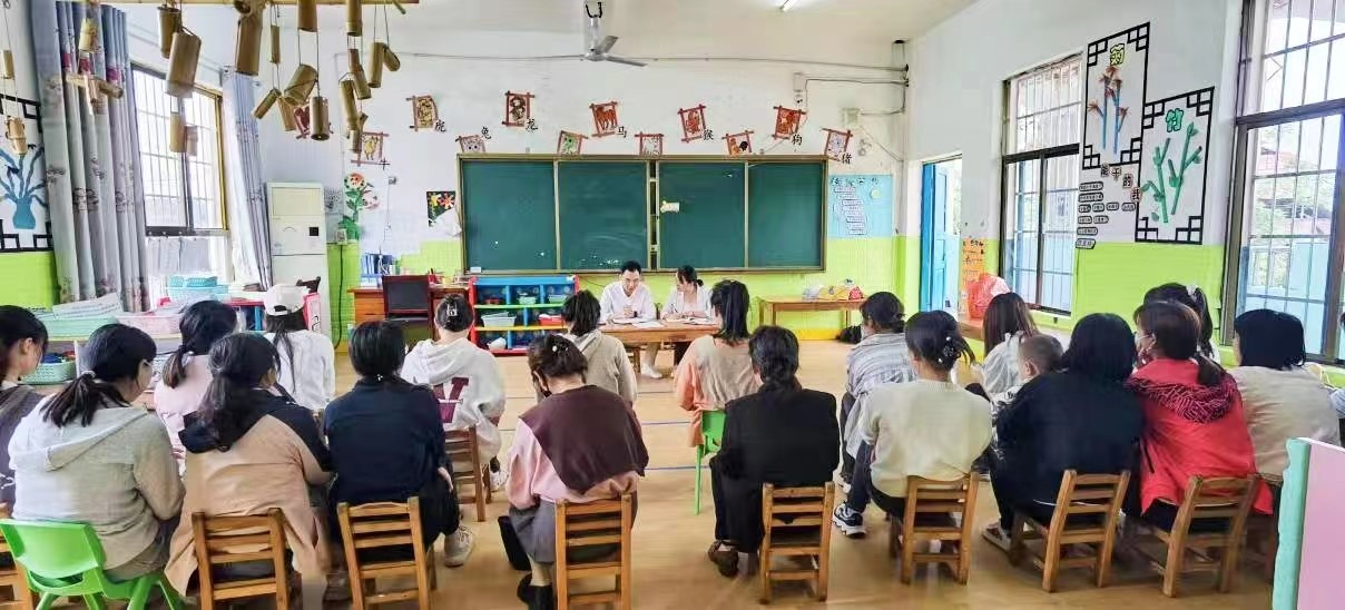 回龙寺镇中心幼儿园召开“以学谋私”问题专项整治会