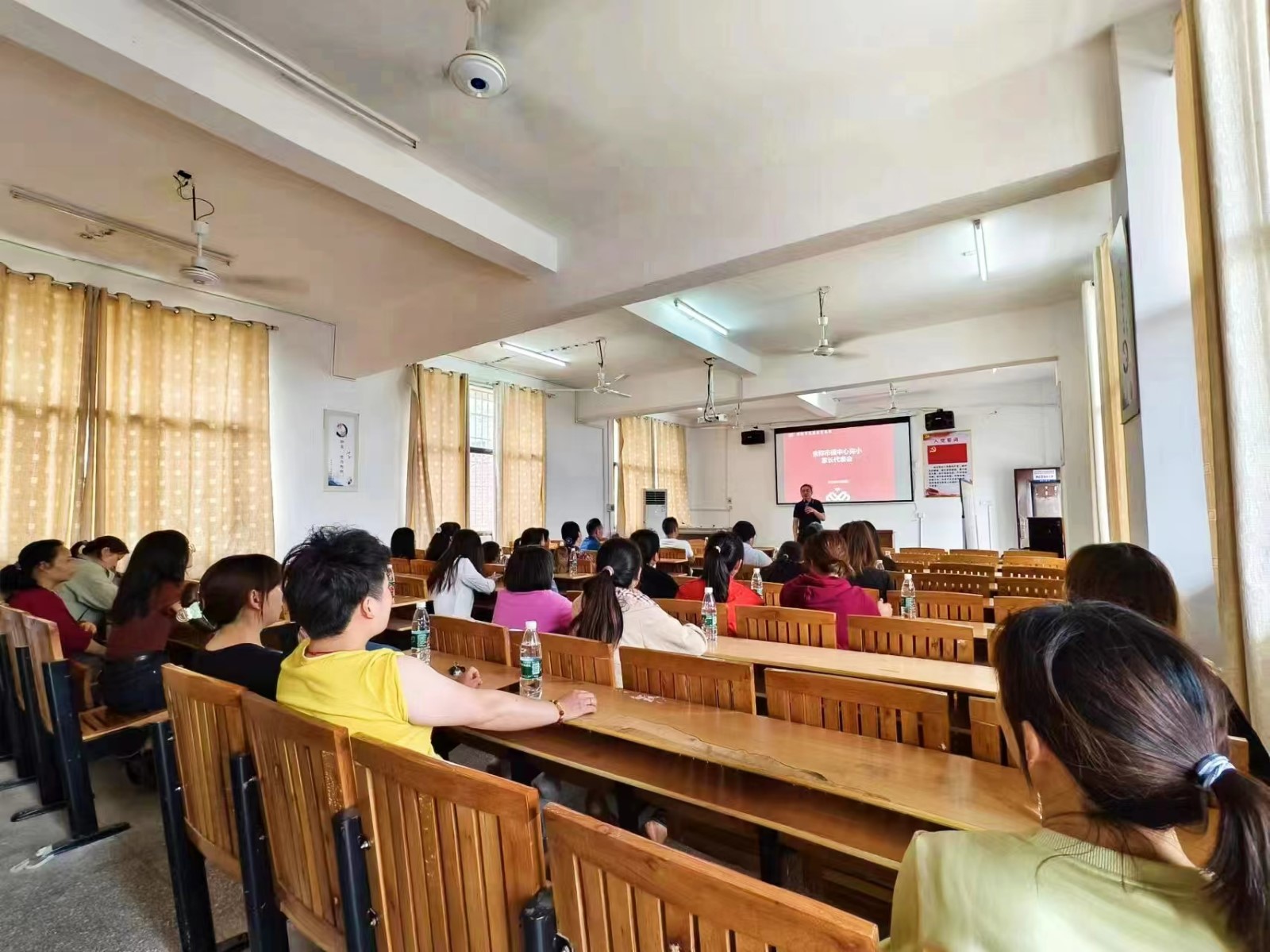 相聚座谈，共育成长