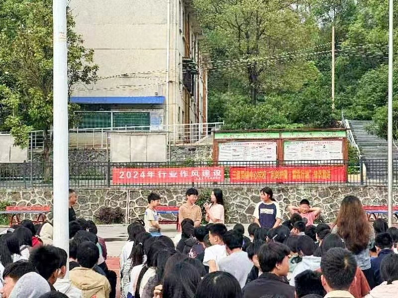 三阁司镇五里九年义务制学校开展“利剑护蕾”知识讲座