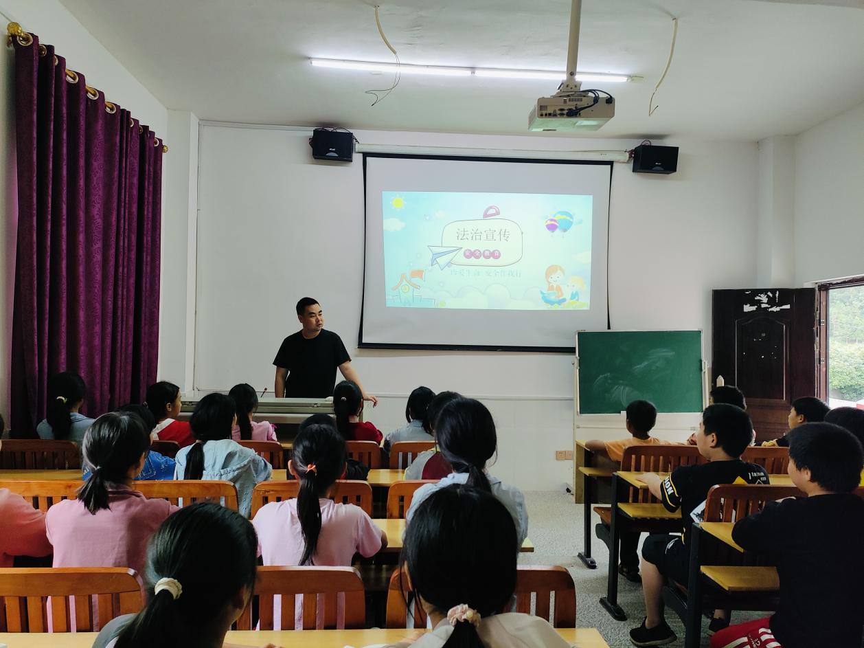 法治校长进校园，共筑安全防线