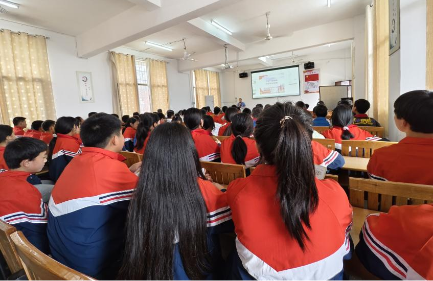 普法入校，学法入心