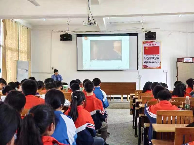 普法入校，学法入心