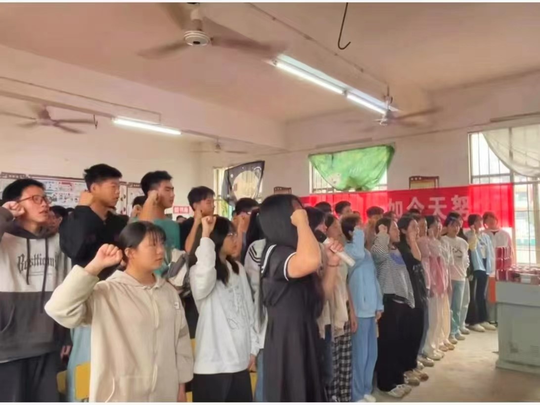 挥洒今朝汗水，创造明日辉煌