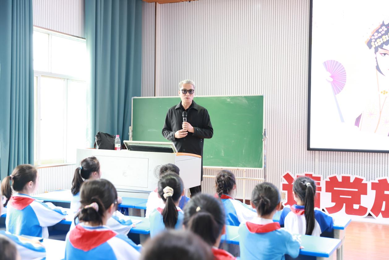 城区二小：京剧之花绽校园，文化传承润童心