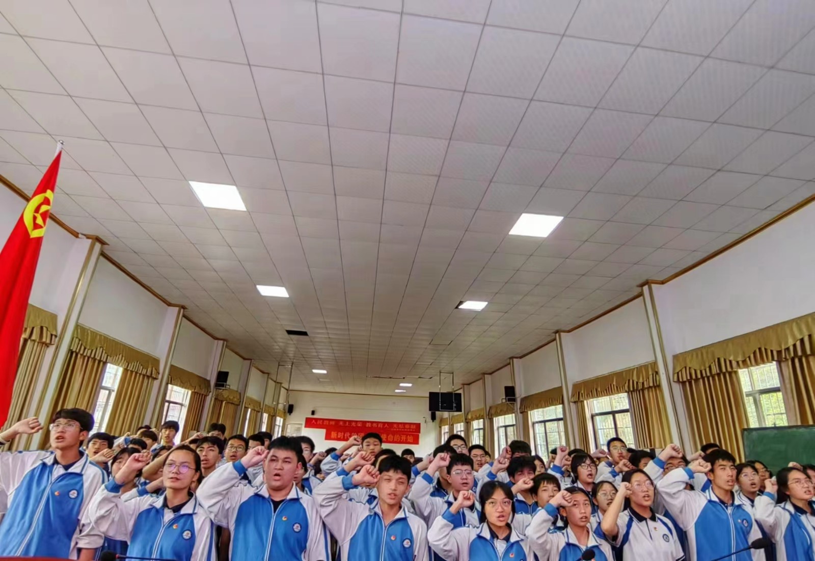 塘渡口中学举行新团员入团仪式