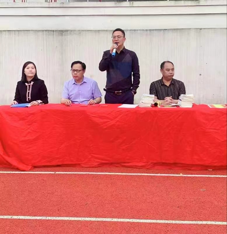 百尺竿头思更进，策马扬鞭自奋蹄