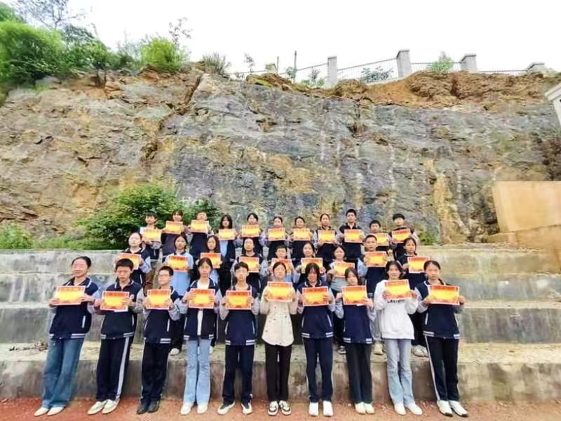 百尺竿头思更进，策马扬鞭自奋蹄