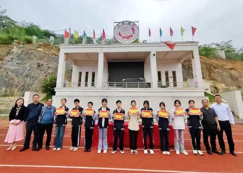 百尺竿头思更进，策马扬鞭自奋蹄