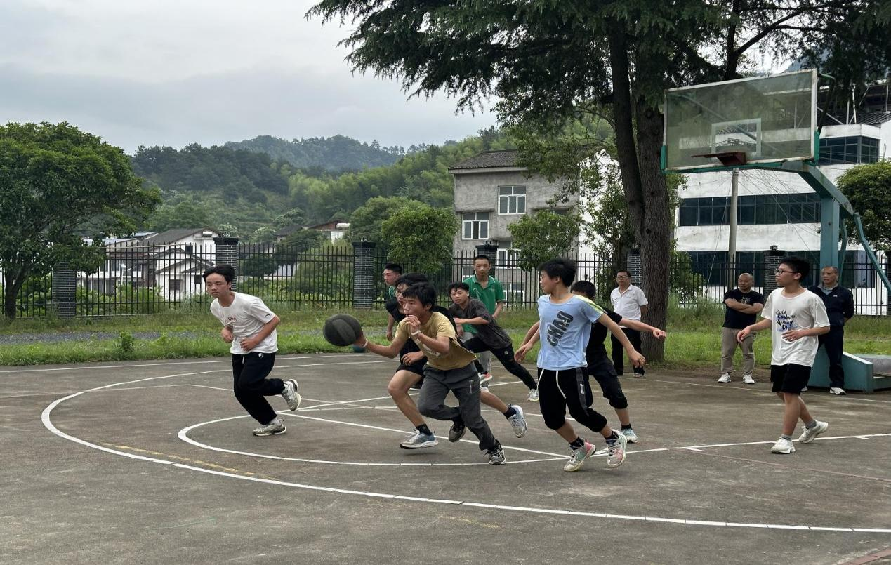 新宁县崀山镇崀山学校乡村少年宫举办运动会
