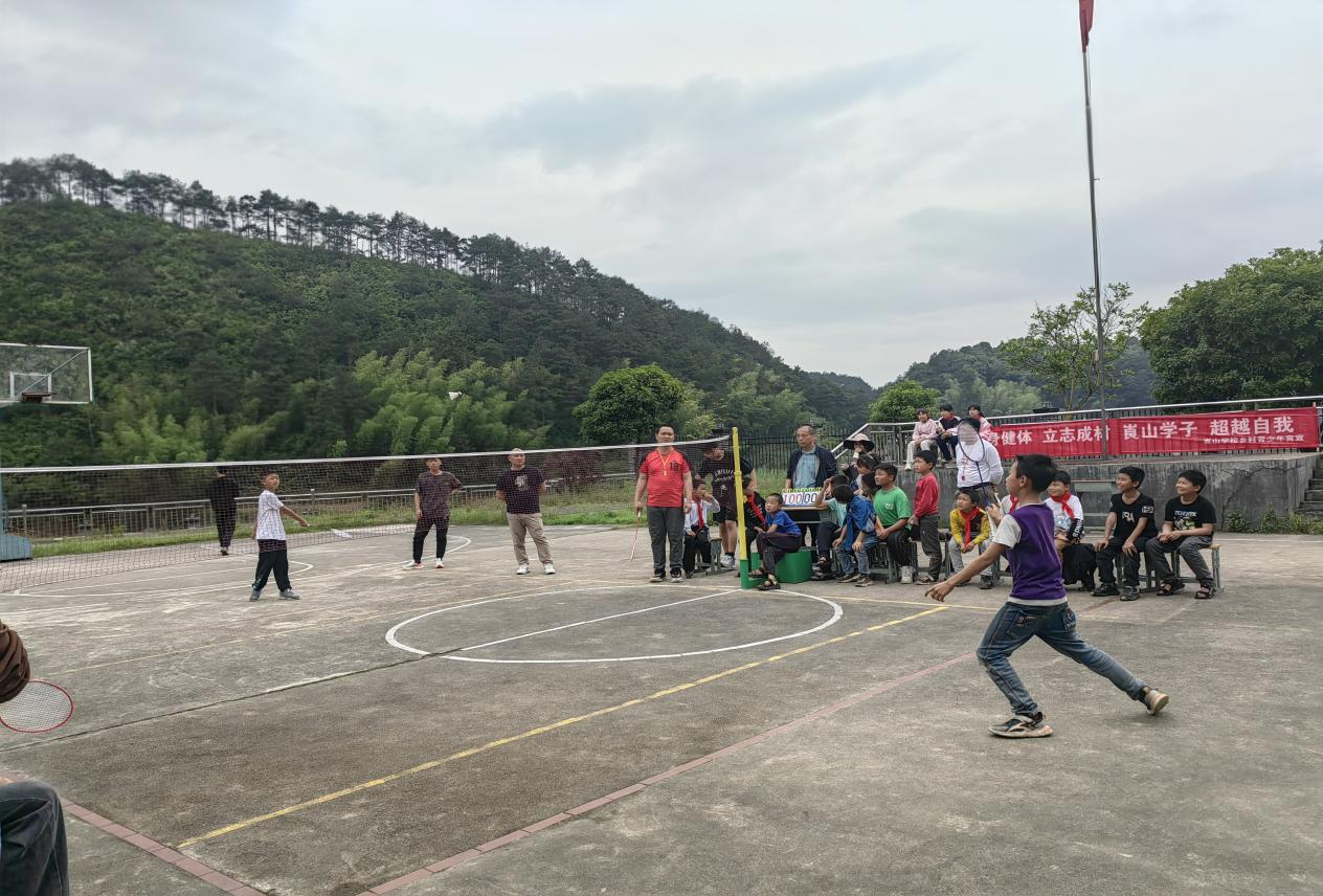 新宁县崀山镇崀山学校乡村少年宫举办运动会