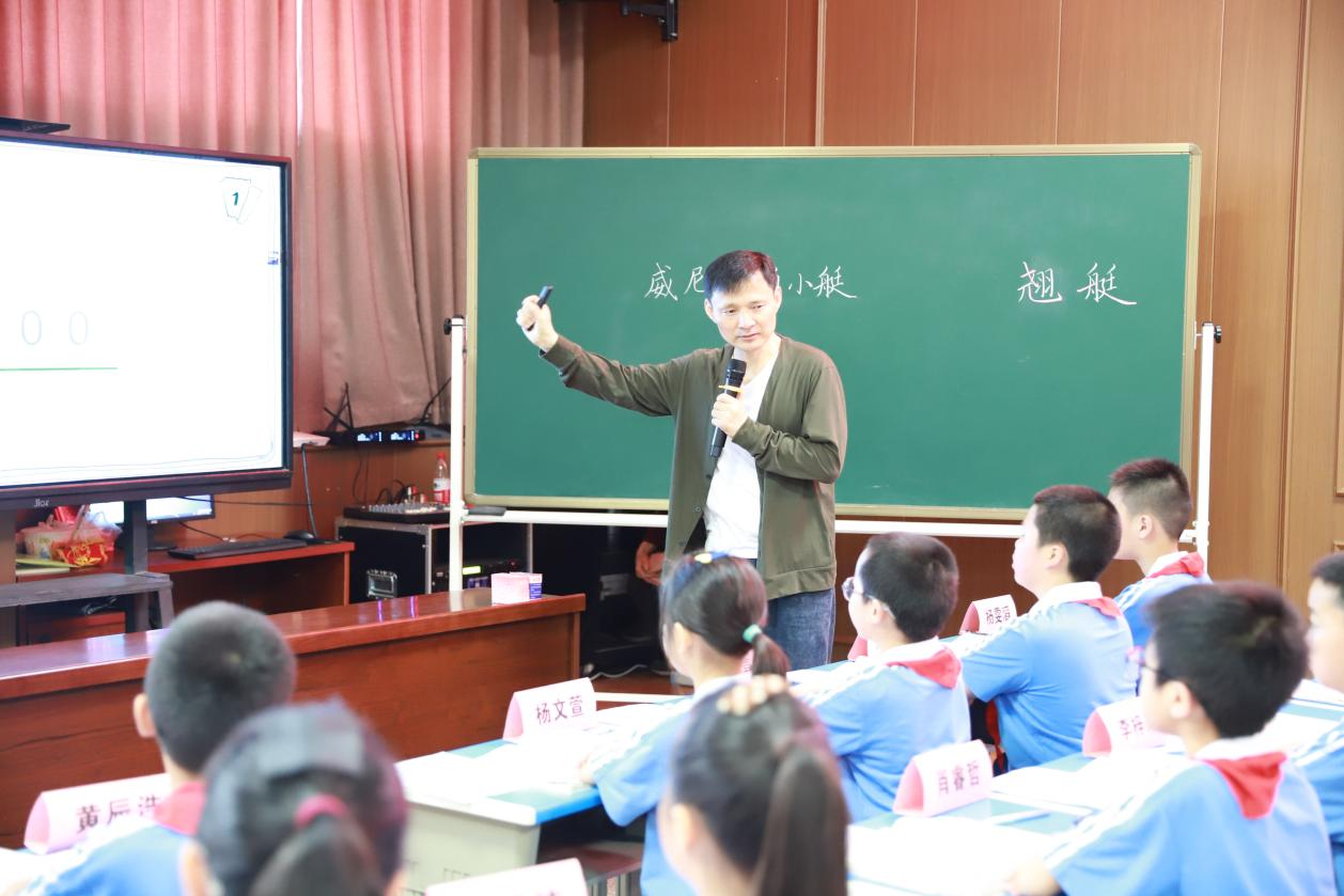 管建刚团队来城区二小开展“习课堂”观摩教研