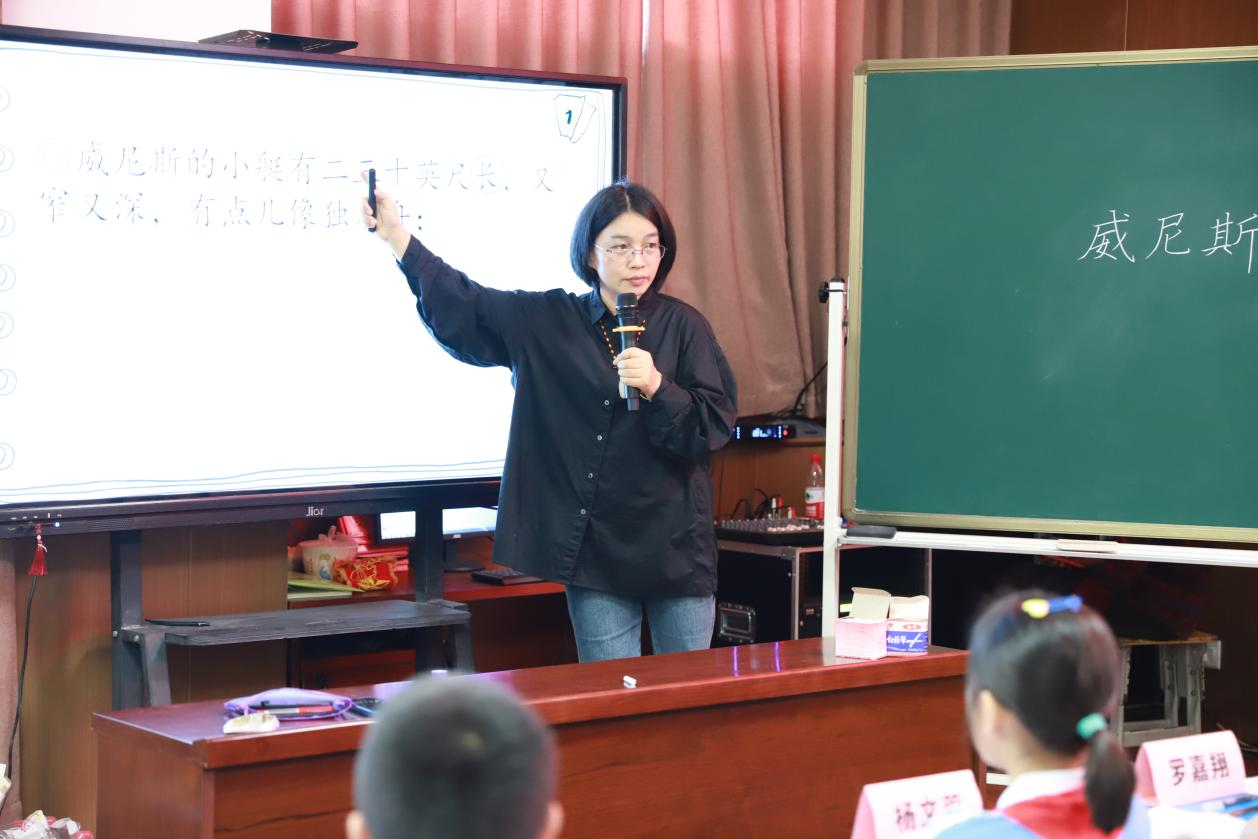 管建刚团队来城区二小开展“习课堂”观摩教研