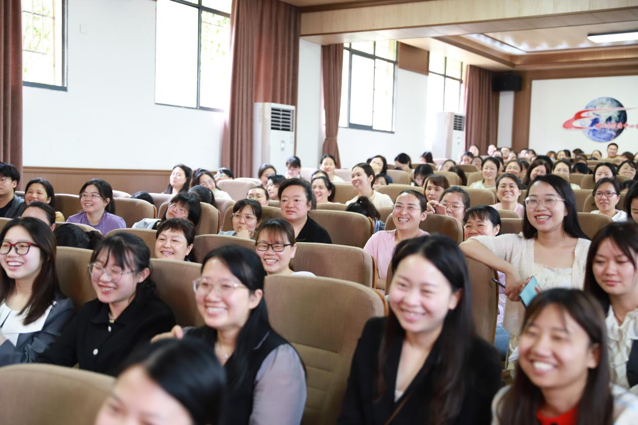 管建刚团队来城区二小开展“习课堂”观摩教研