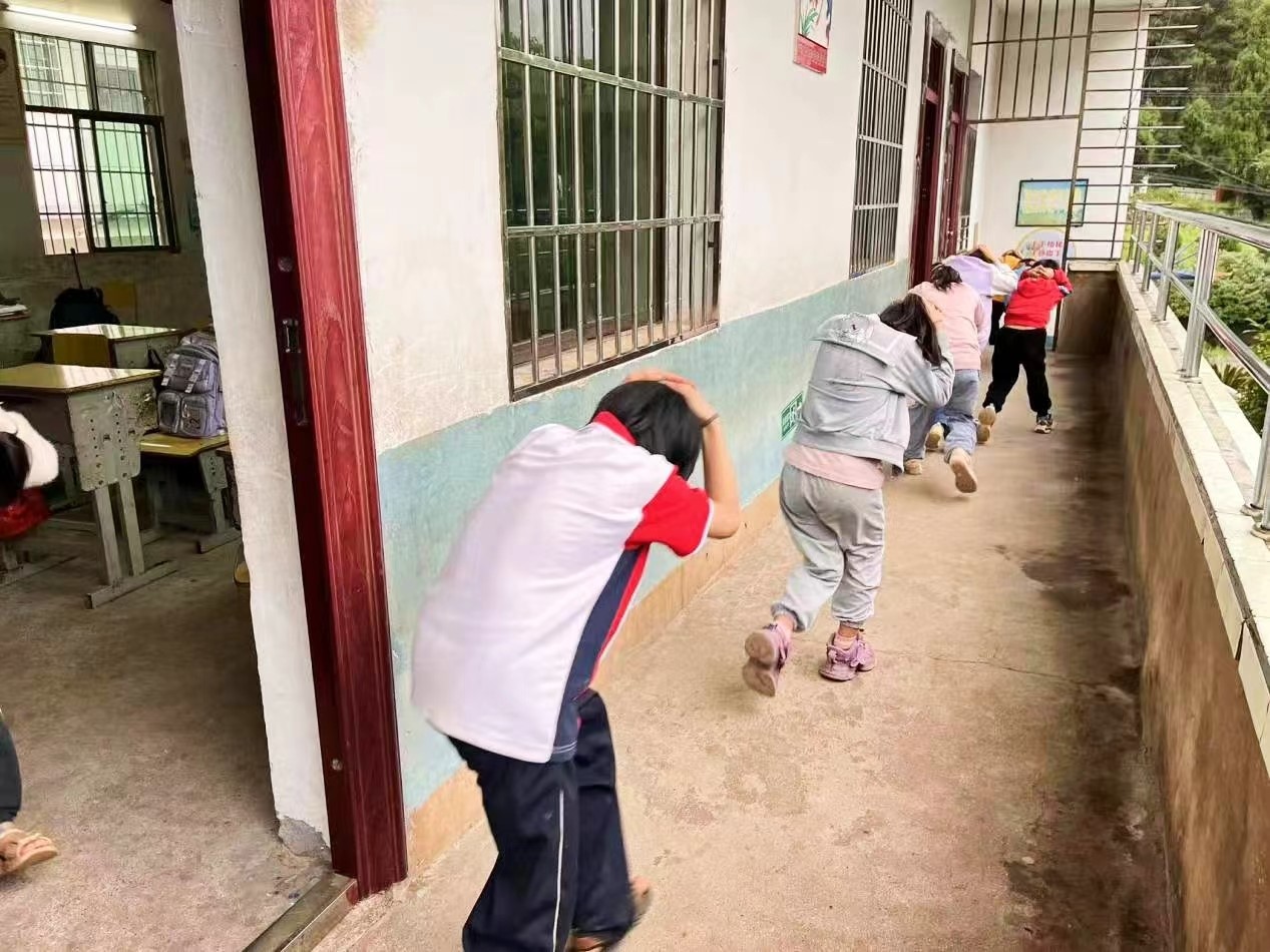 塘田市镇大坪小学开展防灾减灾疏散演练