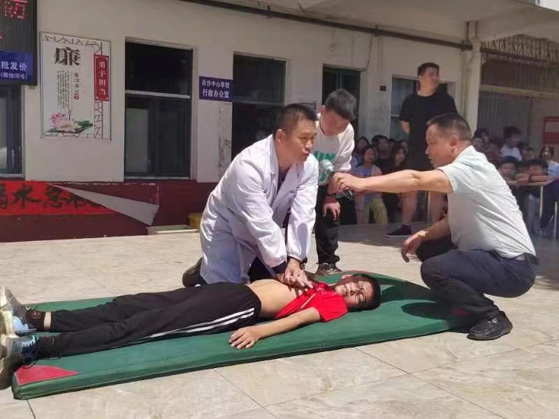 白沙中学成功举行防溺水安全急救演练