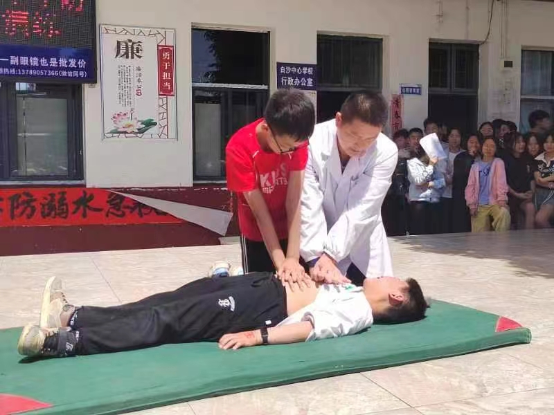 白沙中学成功举行防溺水安全急救演练
