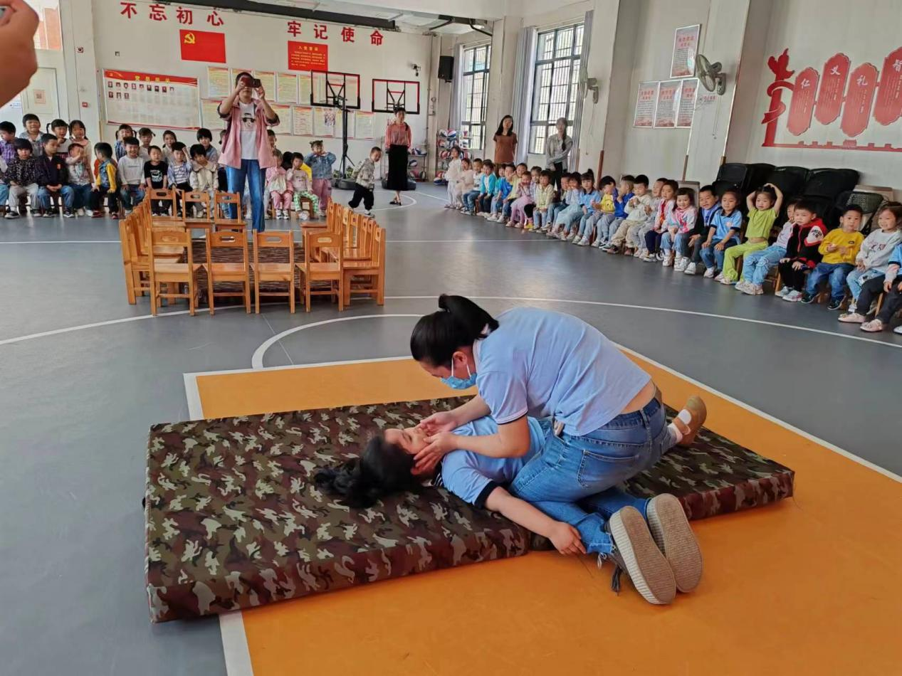 新宁县幼儿园开展防溺水应急演练