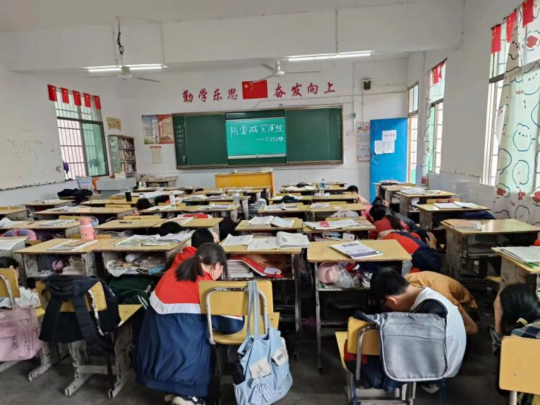 金称市镇中心完小防震减灾疏散演练