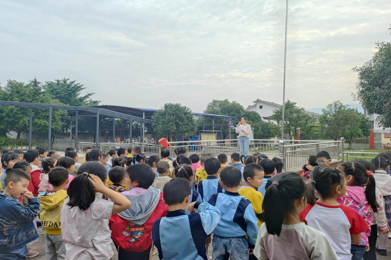 新宁县崀山镇中心幼儿园开展防灾减灾，安全“童”行教育