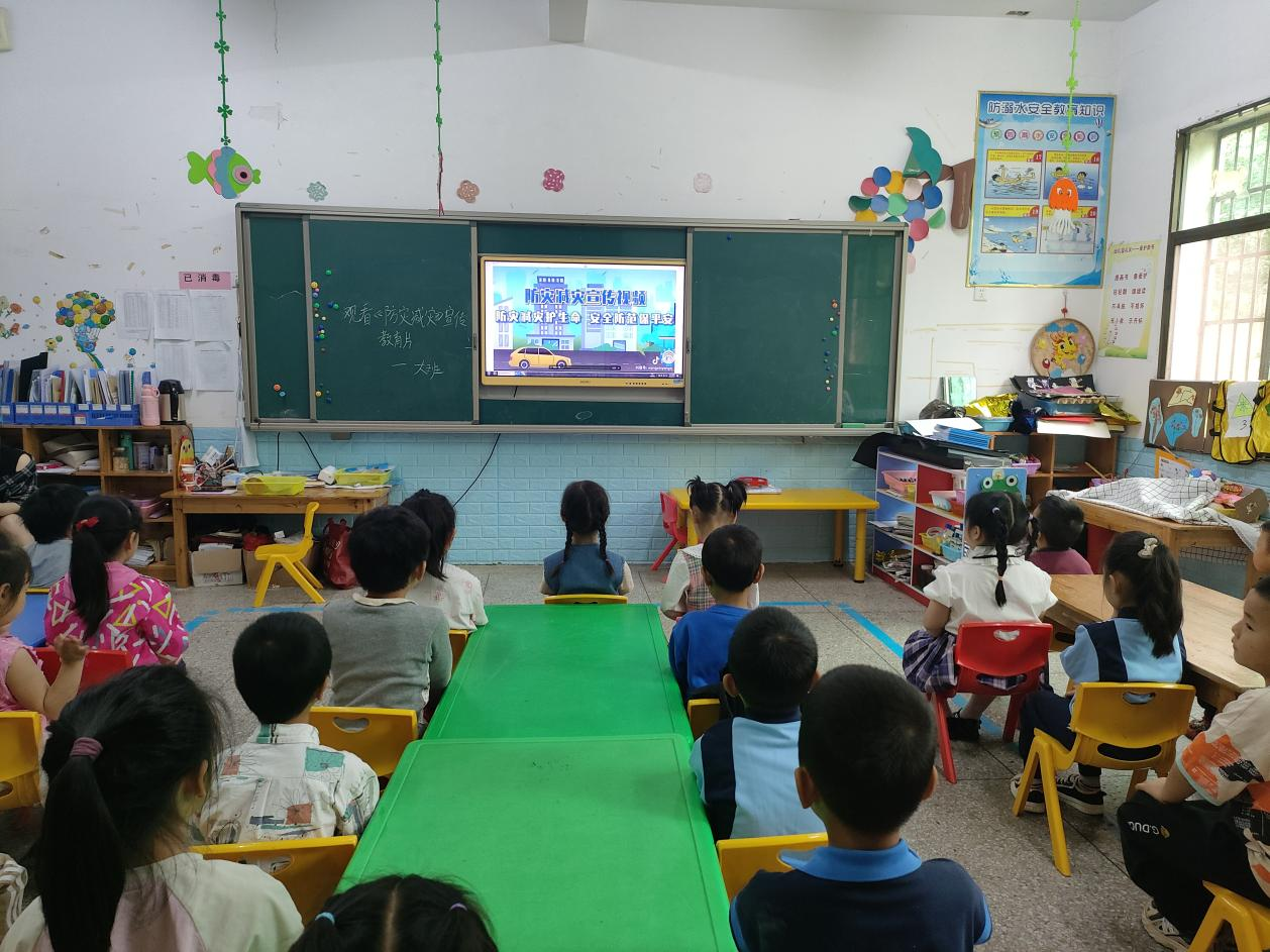 新宁县崀山镇中心幼儿园开展防灾减灾，安全“童”行教育