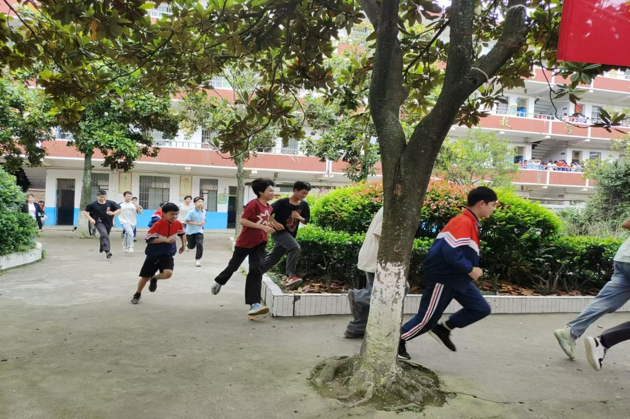 金称市镇中学开展防震应急疏散演练