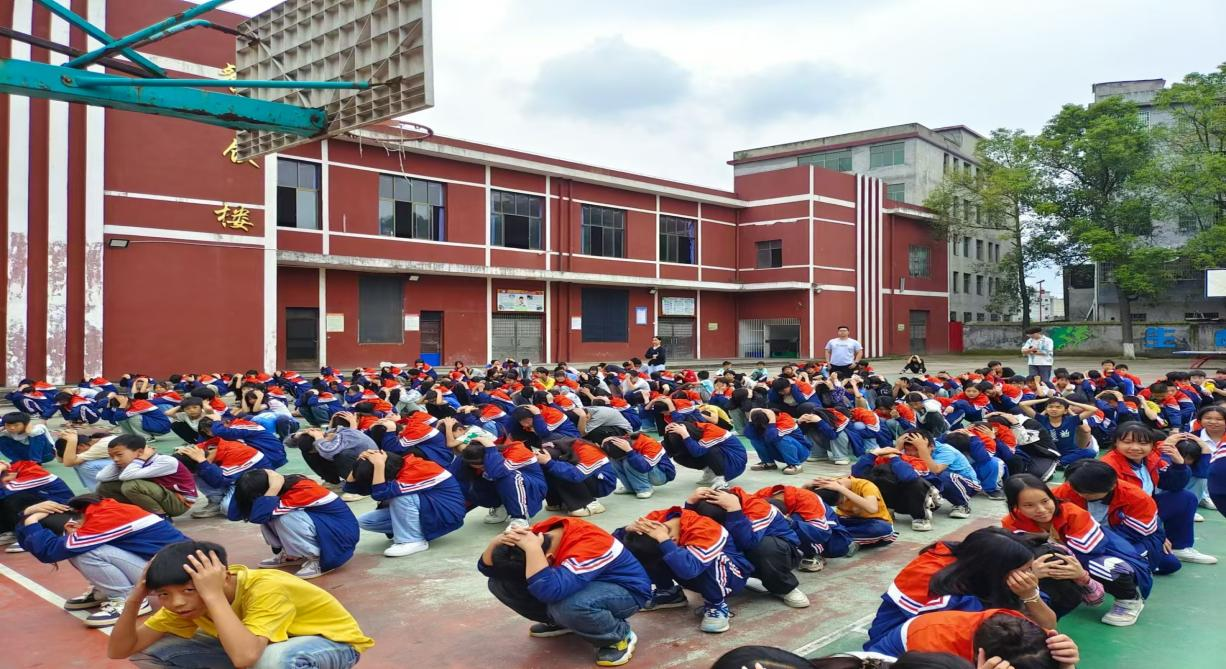 金称市镇中学开展防震应急疏散演练