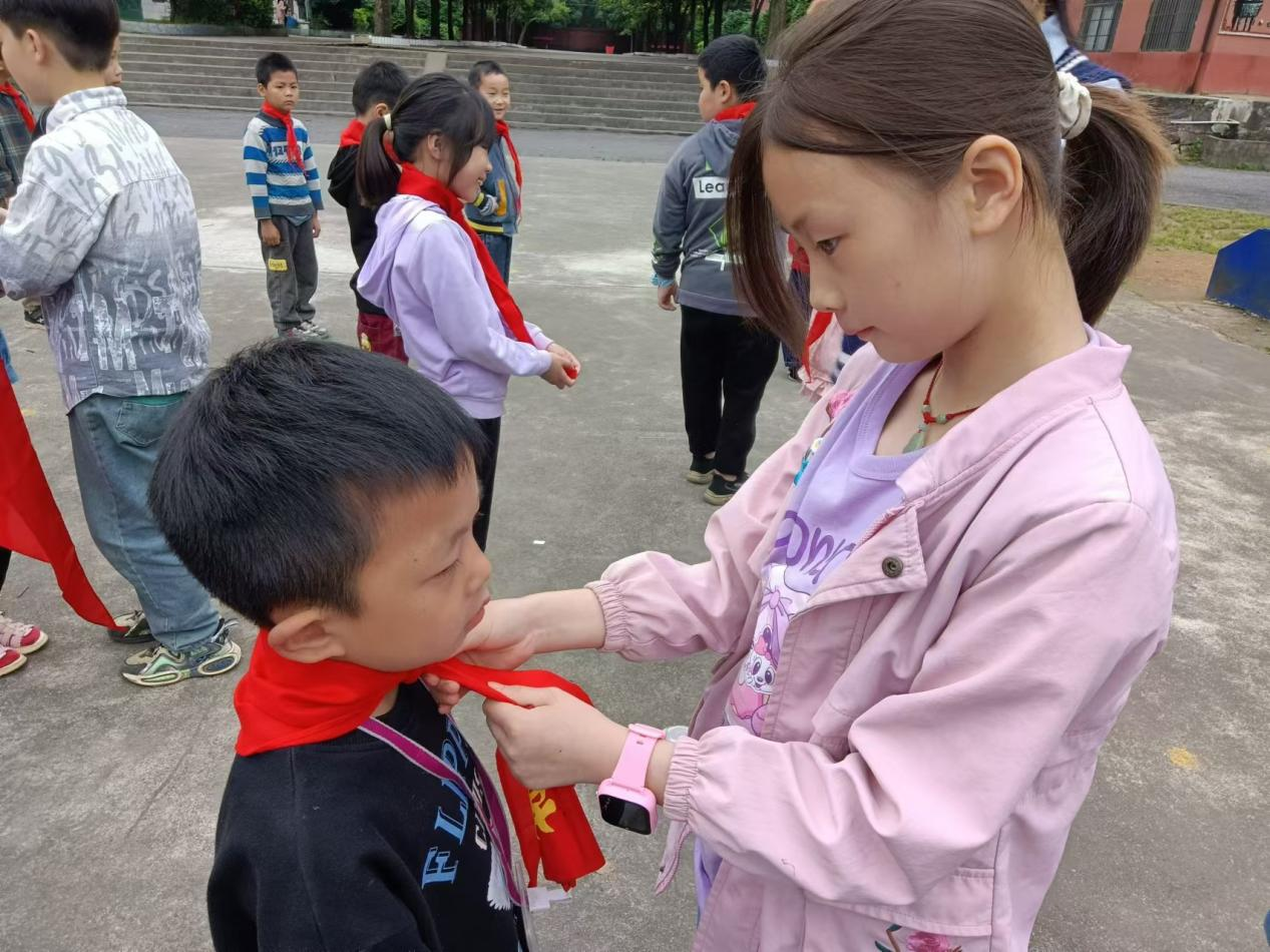 “星星火炬伴成长”下花桥镇中心完全小学新队员入队仪式