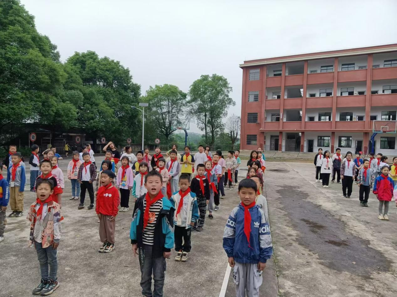 “星星火炬伴成长”下花桥镇中心完全小学新队员入队仪式