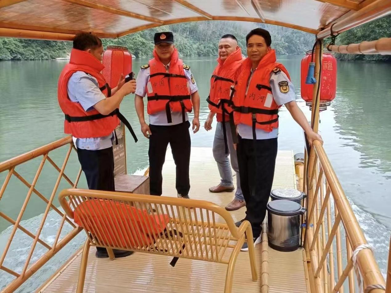 新宁县崀山镇：开展联合巡河 共护河湖安全