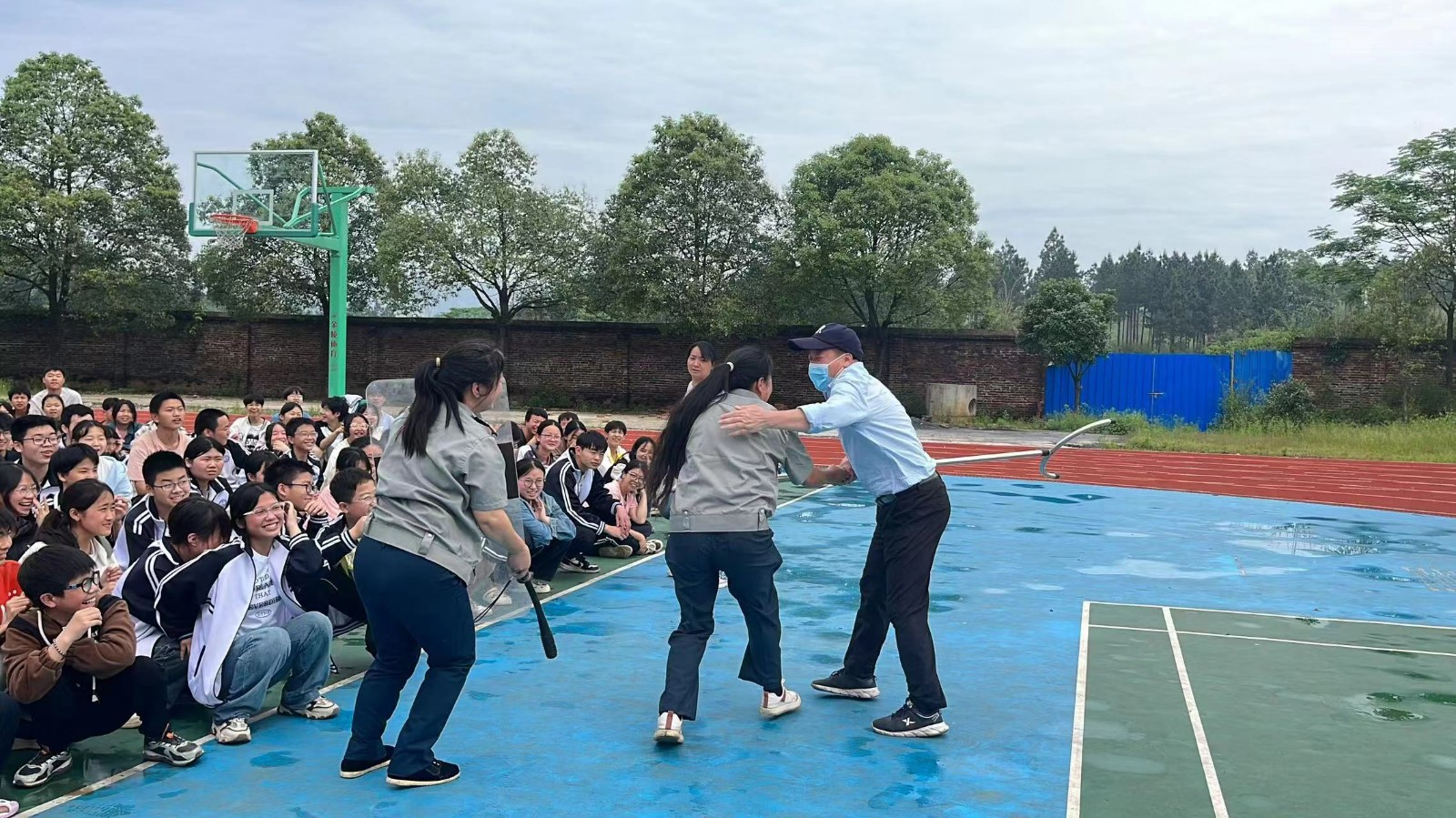 下花桥镇中学别样防暴演练           