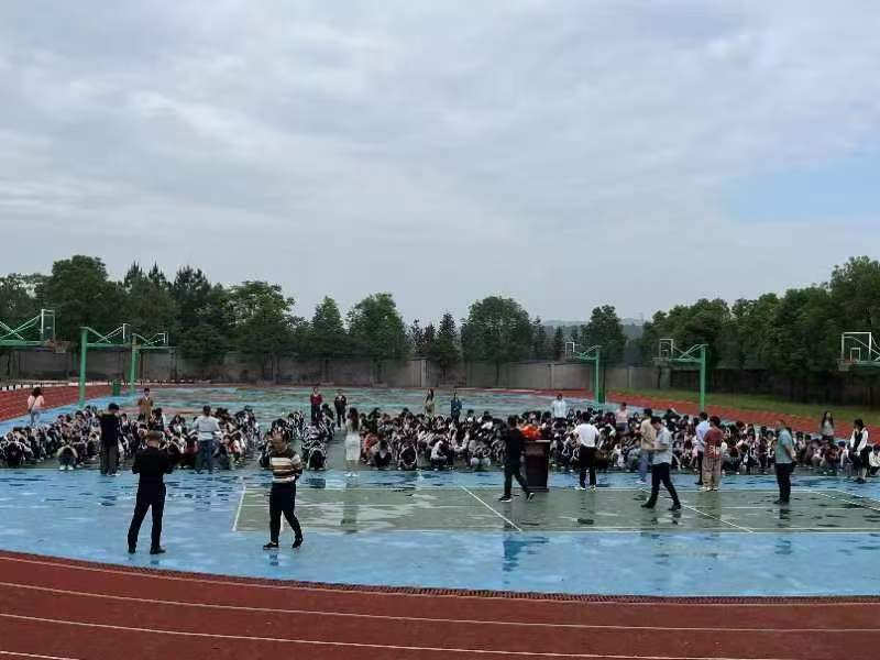 下花桥镇中学别样防暴演练           